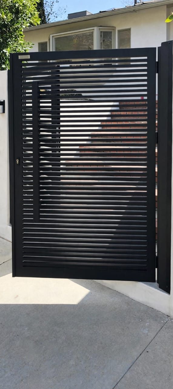 Puertas de Servicio y Mosquiteras